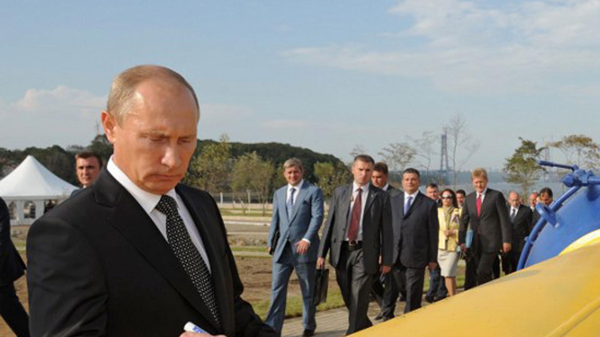 Russlands Premier Wladimir Putin signiert eine Gasleitung bei der Einweihung einer Pipeline in Wladiwostok.