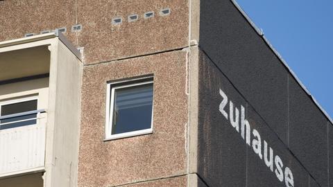 Plattenbau in Schwerin mit Aufschrift "Zuhause"