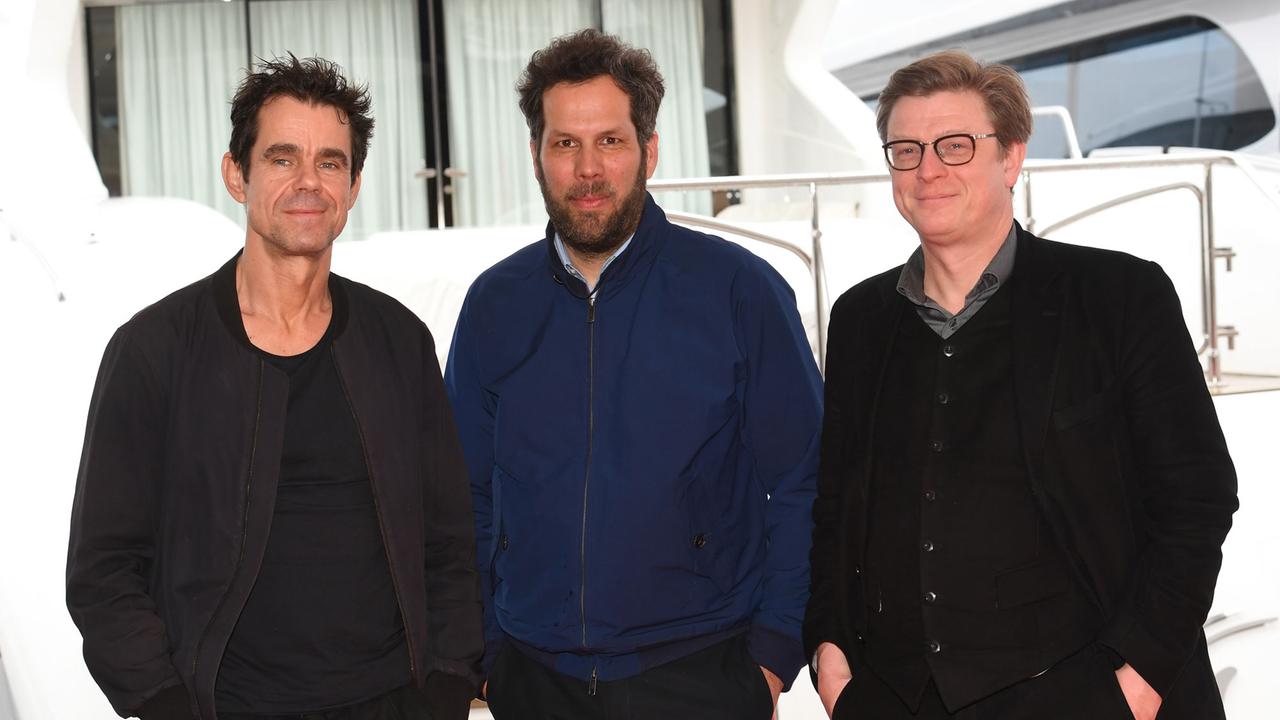 Tom Tykwer, Achim von Borries and Henk Handloegten, die Regisseure der TV-Serie "Babylon Berlin".