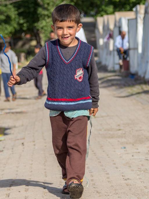 Ein Waisenjunge in einem Flüchtlingscamp der Jesiden nahe Djabakir im Südosten der Türkei.