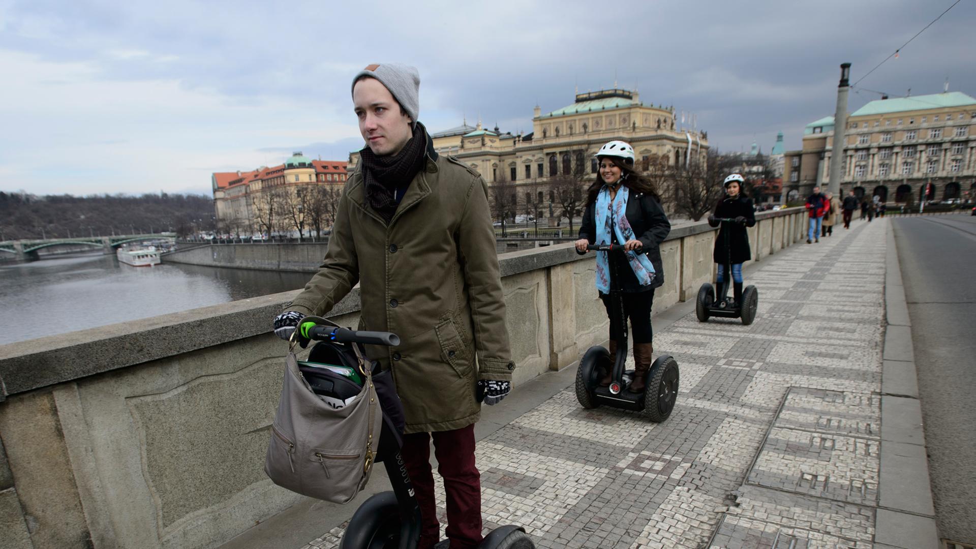 Segway-Touristen auf der Prager Mánes-Brücke