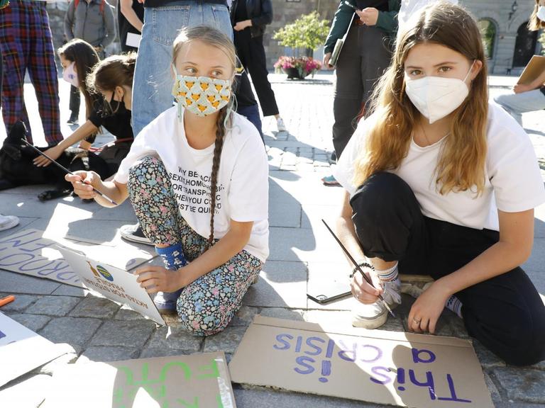 Die Klimaaktivistinnen Greta Thunberg und Luisa Neubauer bei einer Protestaktion in Stockholm, Schweden.