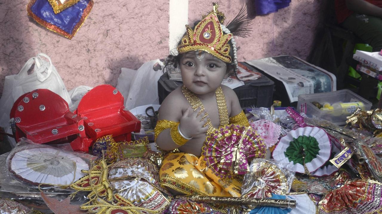 Verkleidetes Kind beim Janmastami-Fest, "eine Beziehung, die auf Chanten, auf Freude und hingebungsvoller Liebe basiert".  