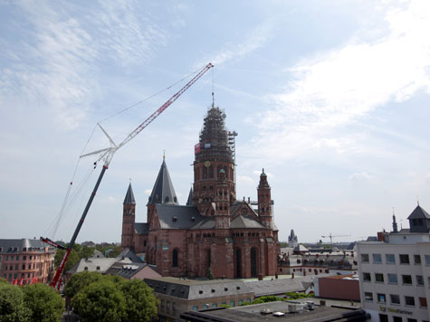 Mit Hilfe eines Spezial-Krans wird am Dom in Mainz der letzte Teil der Turmspitze gewechselt.