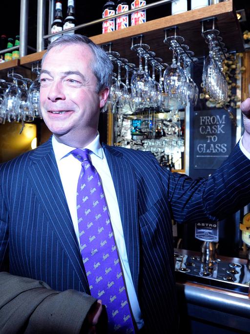 Nigel Farage in einer Kneipe