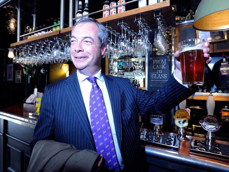 Nigel Farage in einer Kneipe