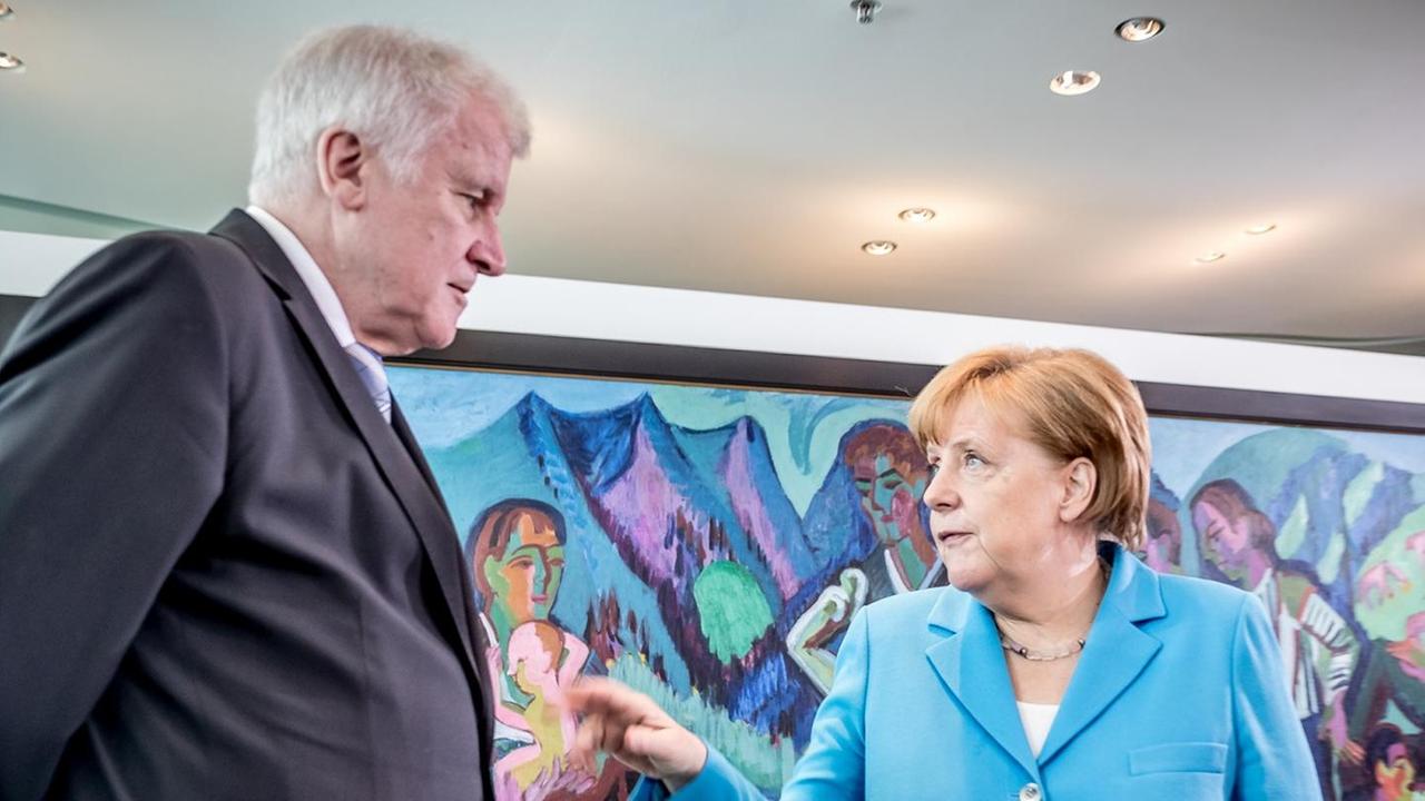 Bundeskanzlerin Angela Merkel (CDU) spricht mit Horst Seehofer (CSU), Bundesminister für Inneres, Heimat und Bau, vor Beginn der Sitzung des Bundeskabinetts im Kanzleramt