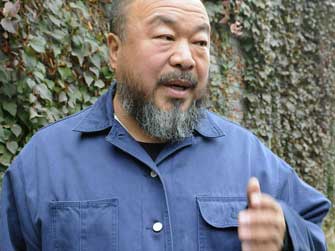 Der chinesische Künstler und Regimekritiker Ai Weiwei vor seinem Haus in Peking