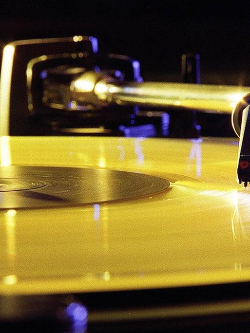 Tonabnehmer läuft auf einer gelben Langspielplatte.