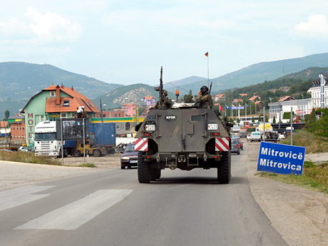Teil einer deutschen Patrouille am Roadblock in Rudare bei Mitrovica.