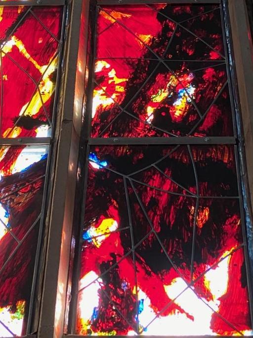 Ein Kirchenfenster von Max Uhlig in der St. Johanniskirche in Magdeburg mit leuchtenden Farben