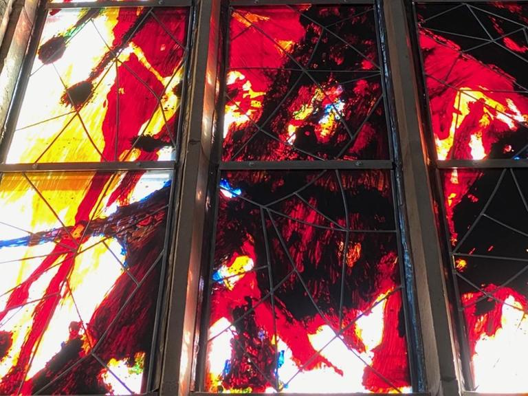 Ein Kirchenfenster von Max Uhlig in der St. Johanniskirche in Magdeburg mit leuchtenden Farben