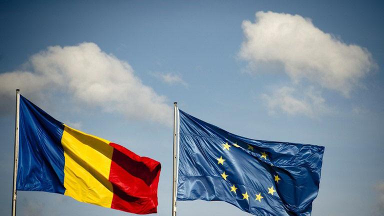 EU-Flagge weht neben der Fahne Rumäniens.