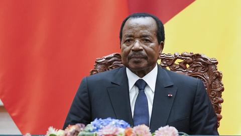 Kameruns President Paul Biya im März 2018 beim Staatsbesuch in China in der Großen Halle des Volkes in Peking | Lintao Zhang/Pool Photo via AP)
