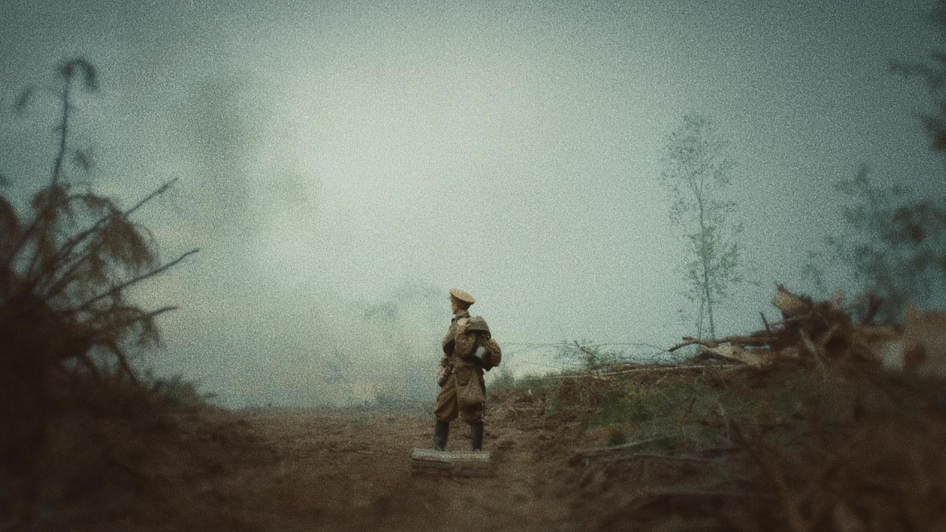 Filmszene aus "A russian youth" von Alexander Zolotukhin. Ein einsamer junger Soldat steht auf einer Waldlichtung im Nebel.