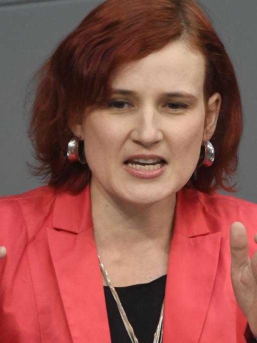 Linke-Parteichefin Katja Kipping spricht im Rahmen der Haushaltsdebatte im Bundestag in Berlin.