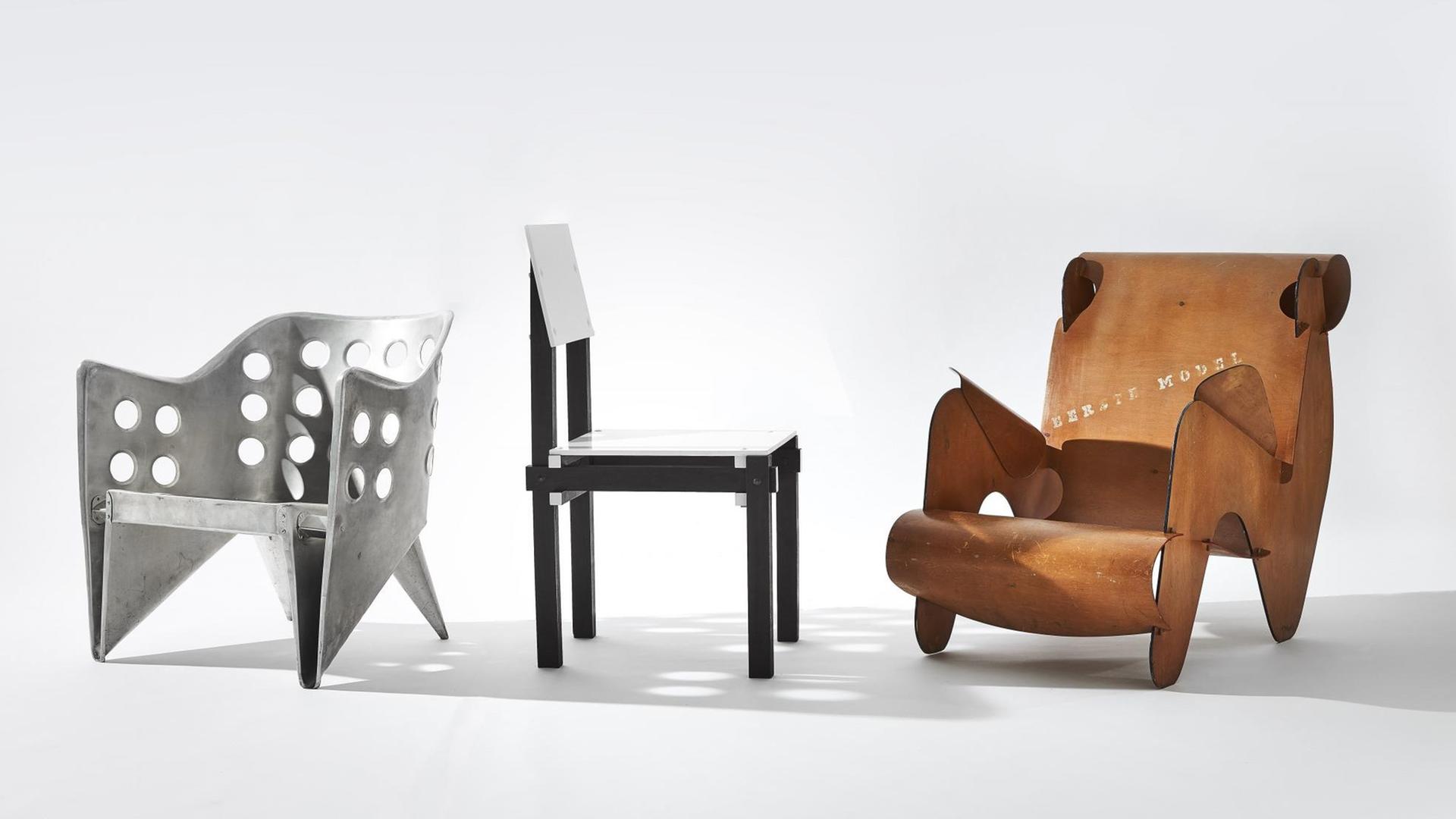 Drei Designstühle. V.li.: "Aluminum chair" (1942-1943) von Gerrit and Wim Rietveld; "Military chair 1" (1923), Supervision von Gerrit Rietveld; Eerste Model - Prototyp (1927) Supervision von Gerrit Rietveld.