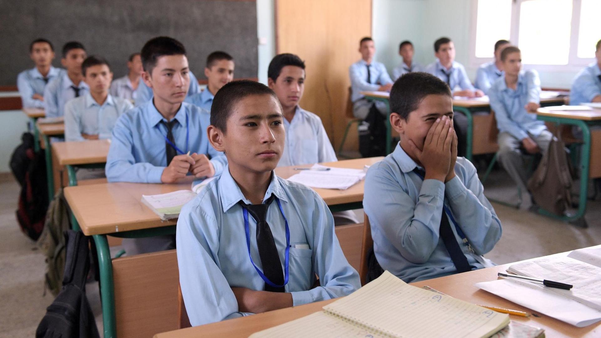 Schüler lernen am 30.08.2015 an der Amani-Oberrealschule iin Kabul (Afghanistan) in einer Mathematikstunde Algebra.