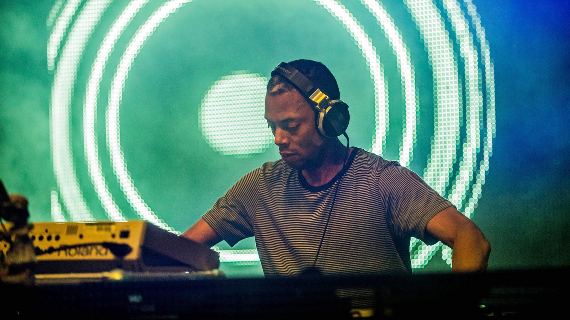 Der US-amerikanische Techno-DJ, Musiker und Produzent Jeff Mills, aufgenommen am 26.7.2014 beim Tomorrowland Music Festival im belgischen Boom