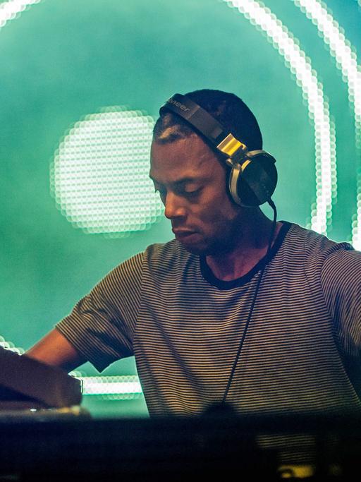 Der US-amerikanische Techno-DJ, Musiker und Produzent Jeff Mills, aufgenommen am 26.7.2014 beim Tomorrowland Music Festival im belgischen Boom