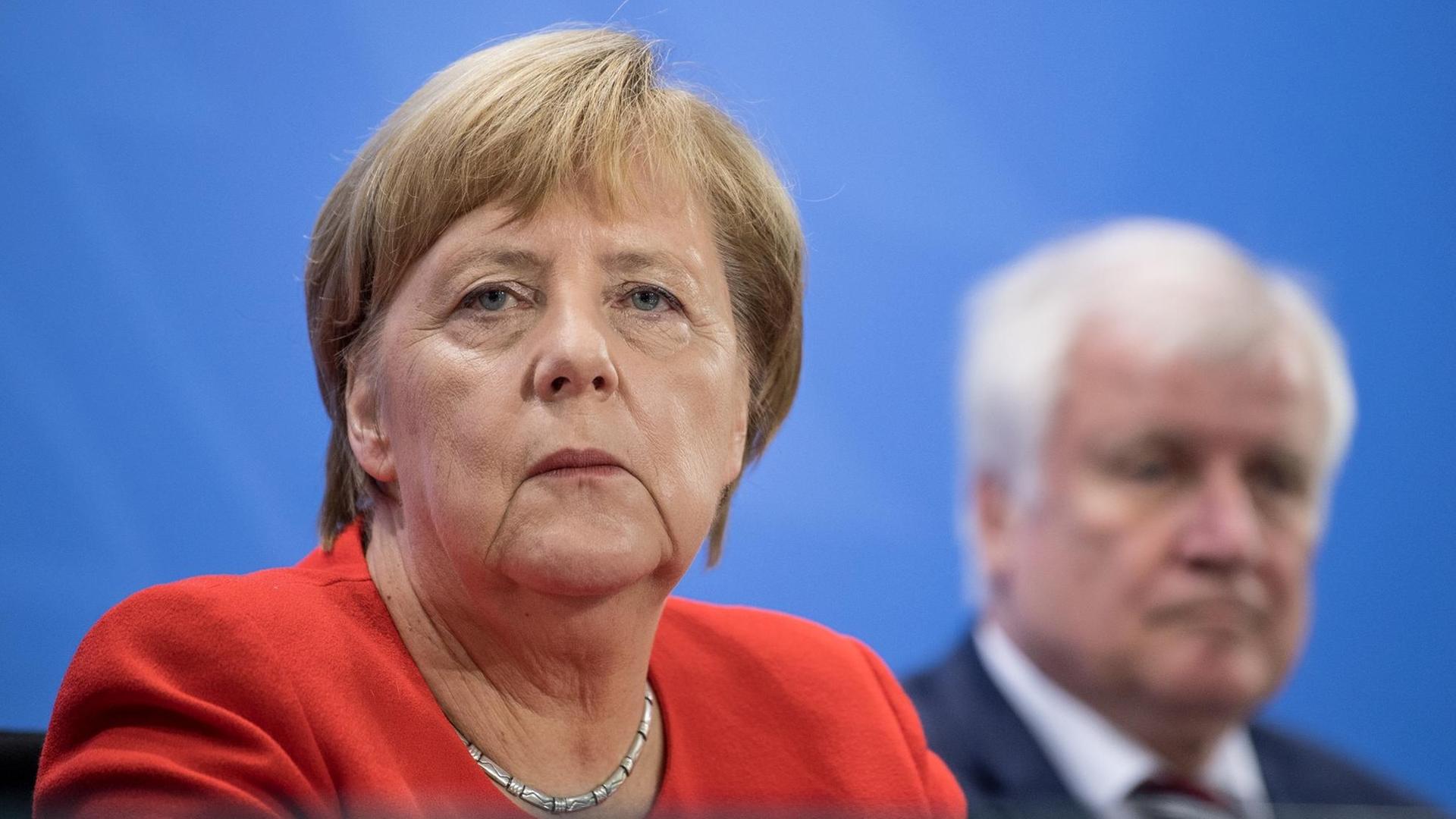 Bundeskanzlerin Angela Merkel (CDU) und Horst Seehofer, Bundesinnenminister (CSU), nehmen an der Pressekonferenz nach dem Wohngipfel im Bundeskanzleramt teil.