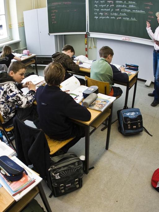 Blick in ein Klassenzimmer in Cottbus, Schüler sitzen an Tischen