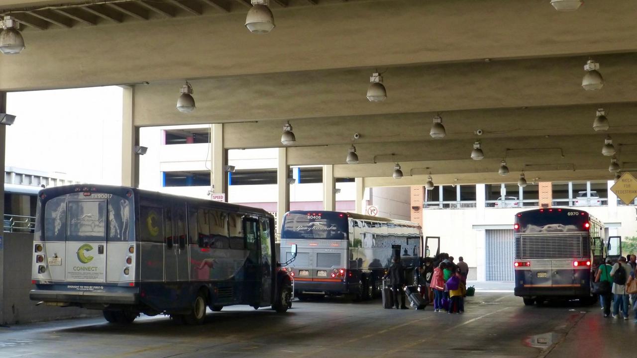Entlassene Flüchtlinge am Busbahnhof von San Antonio, Texas