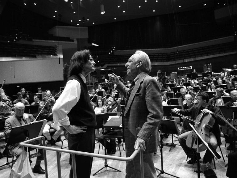 Der Dirigent Kent Nagano mit dem ehem. Intendanten von Deutschlandradio Ernst Elitz vor dem Deutschen Symphonie Orchester.
