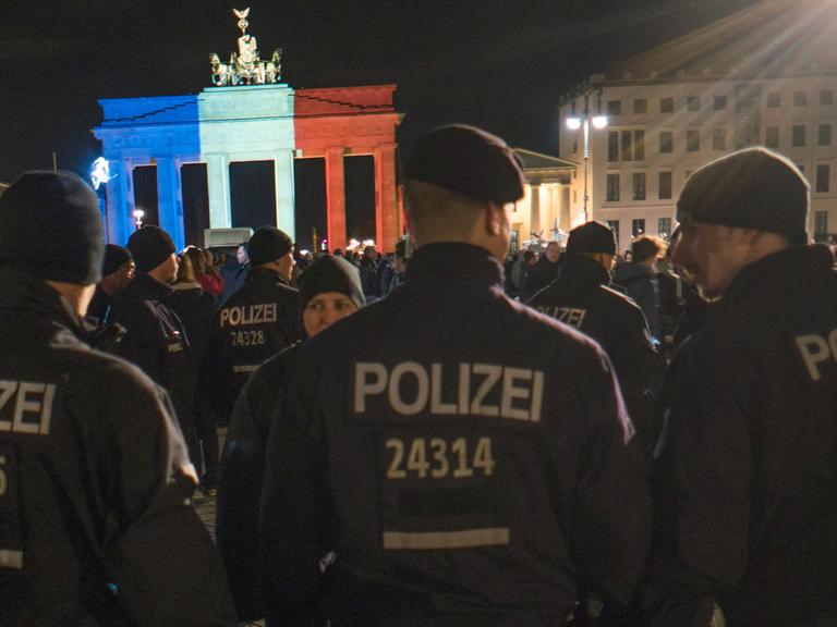 Die Polizei zeigt Präsenz vor dem Brandenburger Tor in Berlin nach den Attentaten in Paris.