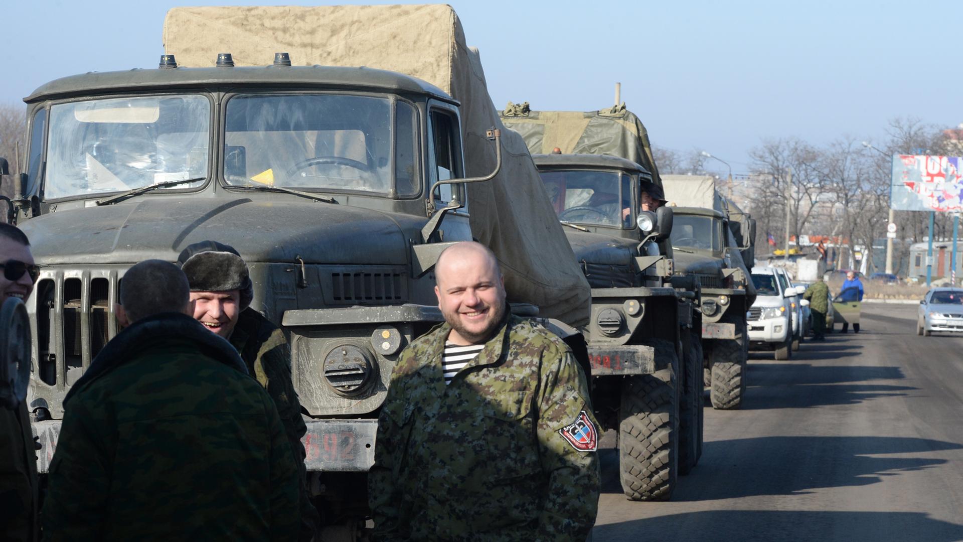 Separatisten bei Donezk ziehen Grad-Raketenwerfer ab