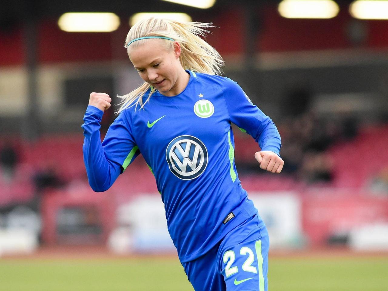 Pernille Harder (VfL Wolfsburg, 21) jubelt über ihren Treffer zum 0:3 beim Spiel 1. FC Köln - VfL Wolfsburg.
