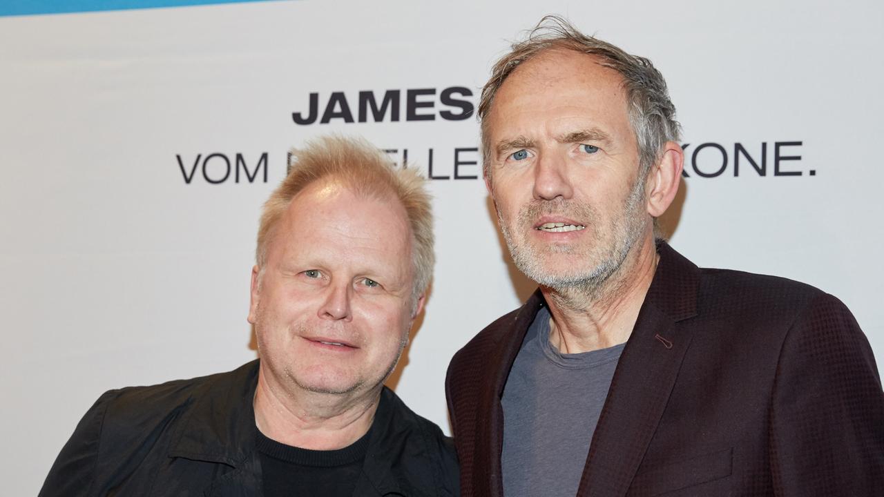 Musiker Herbert Grönemeyer (l.) und Regisseur Anton Corbijn kommen am 22. September zur Premiere des Films "Life" in Hamburg. Musiker Herbert Grönemeyer (l.) und Regisseur Anton Corbijn kommen am 22. September zur Premiere des Films "Life" in Hamburg.