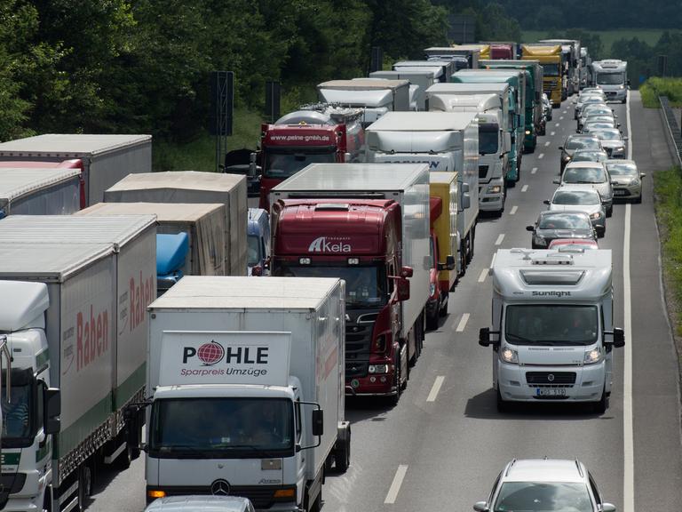 LKW und Autos stehen auf der vollgesperrten Autobahn 7 bei Hannoversch Münden an der Landesgrenze von Niedersachsen und Hessen.