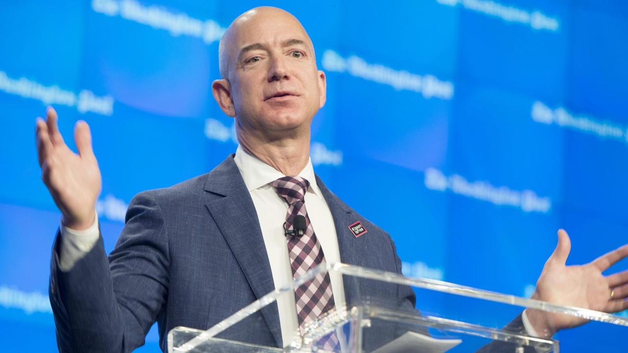Jeff Bezos, Amazon-Gründer und Besitzer der "Washington Post", hält im Januar 2016 eine Rede