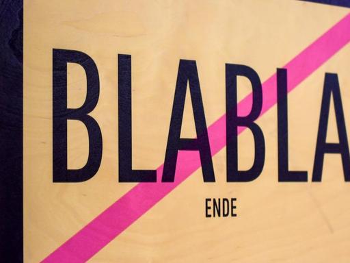 Ein Verkehrsschild mit der durchgestrichenen Aufschrift "BlaBla Ende"