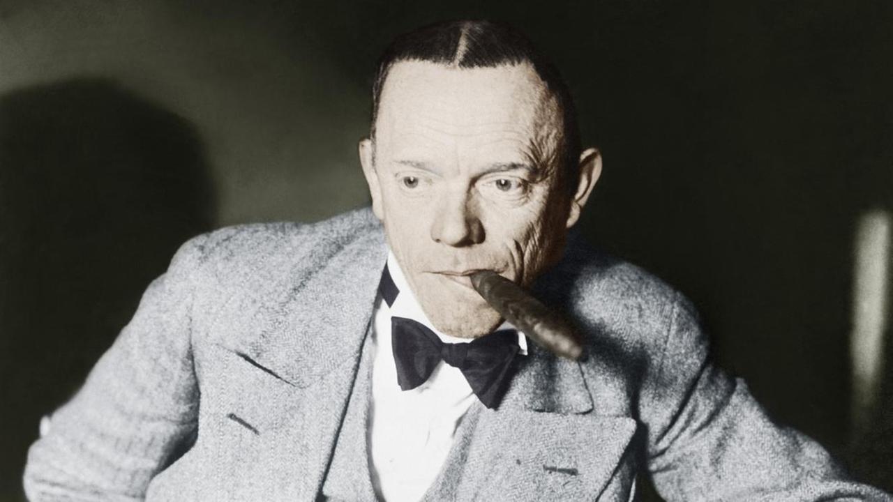 Der Komiker Karl Valentin mit Anzug, Fliege und einer Zigarre im Mund Der Komiker Karl Valentin mit Anzug, Fliege und einer Zigarre im Mund