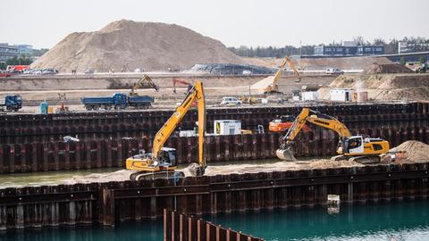 29.04.2019, Hessen, Frankfurt/Main: Bagger heben das Erdreich des Flugsteig H vom Terminal 3 aus. Der Grundstein für Terminal 3 am Frankfurter Flughafen ist gelegt worden. Der erste Flugsteig des neuen Terminals, ein reiner Billigflieger-Flugsteig, soll schon 2021 in Betrieb genommen werden. Foto: Andreas Arnold/dpa | Verwendung weltweit