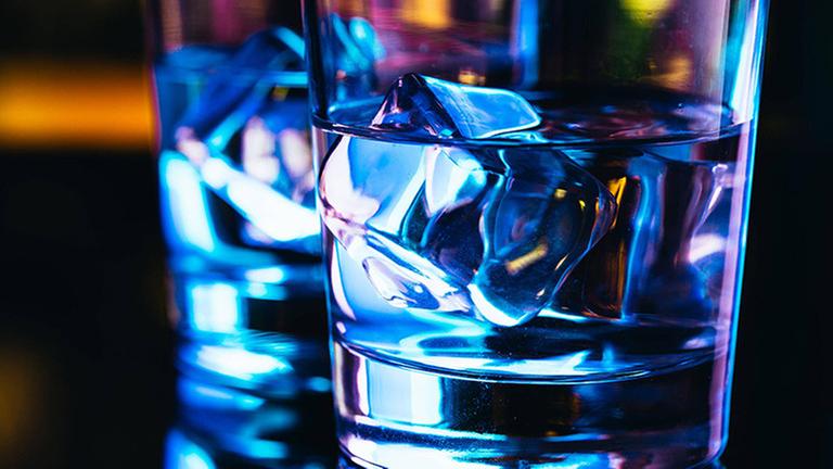 Two glasses of vodka with ice closeup PUBLICATIONxINxGERxSUIxAUTxONLY Copyright: xRuslan117x Panthermedia26121771