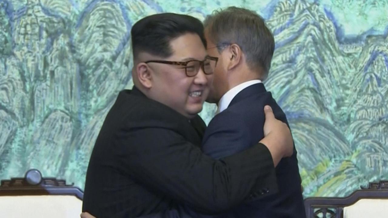 Nordkoreas Machthaber Kim Jong Un und Südkoreas Präsident Moon Jae In umarmen sich.