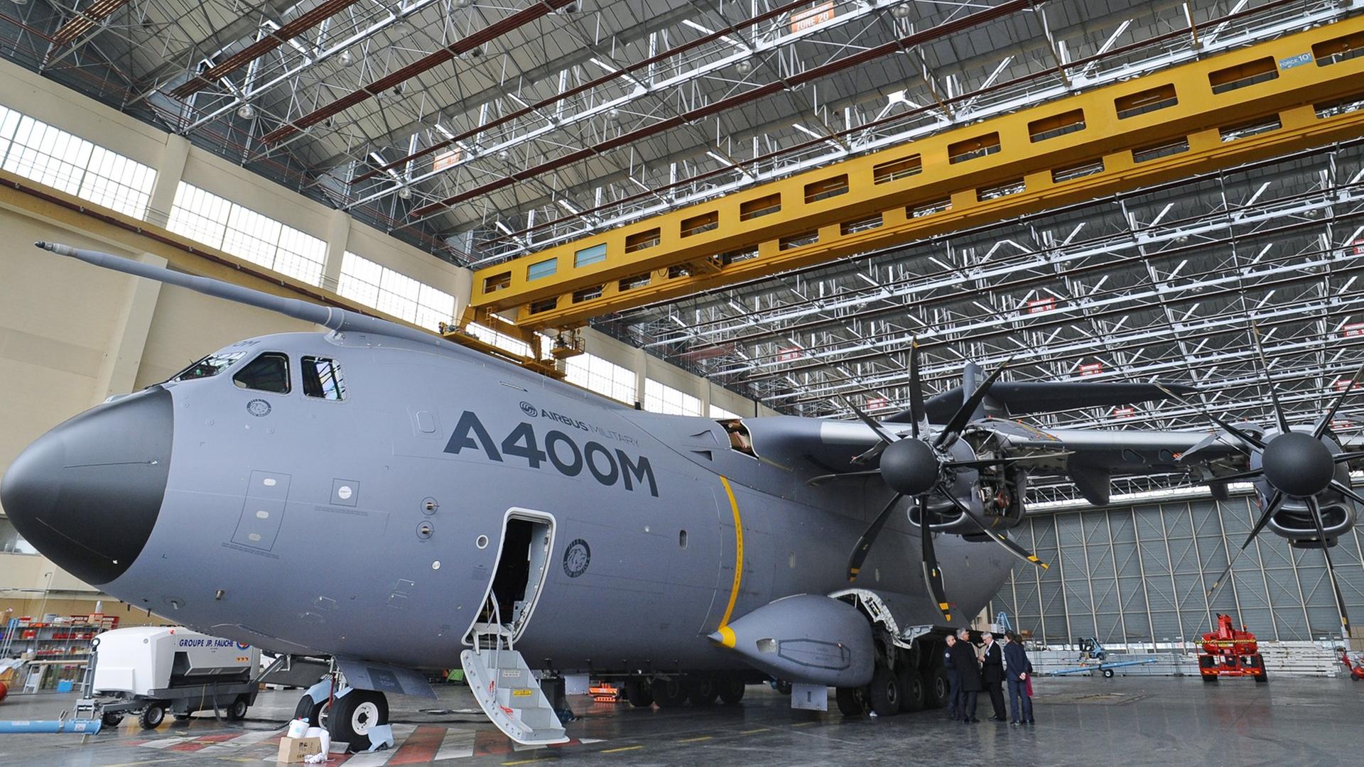 Ein Militärtransporter vom Typ Airbus A400M in einer Fertigungshalle in Toulouse im Südwesten Frankreichs.