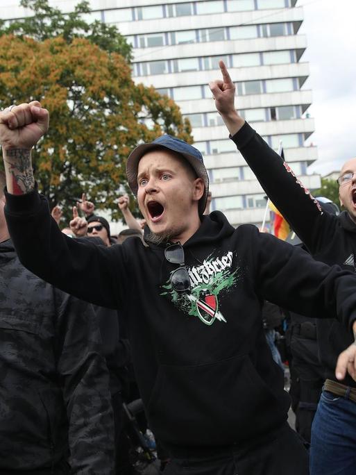 Rechte Demonstranten schreien Gegendemonstranten in Chemnitz 2018 an, einen Tag nachdem ein Mann in der Innenstadt erstochen wurde.