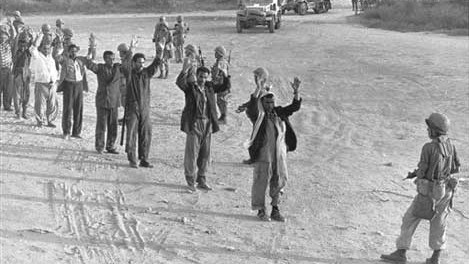 Sech-Tage-Krieg: Ein israelischer Soldat bewacht ägyptische Gefangene, 6. Juni  1967.