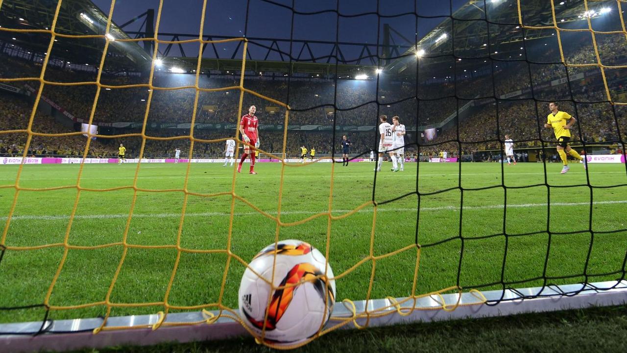 Ein Ball in einem Tor im Dortmunder Westfalenstadion