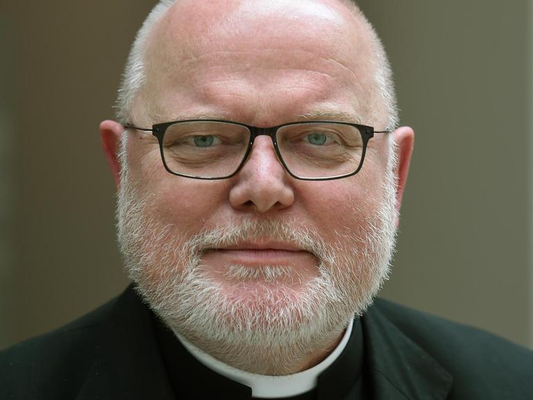 Kardinal Reinhard Marx, Vorsitzender der Deutschen Bischofskonferenz, blickt am 25.02.2015 in Hildesheim (Niedersachsen) in die Kamera.