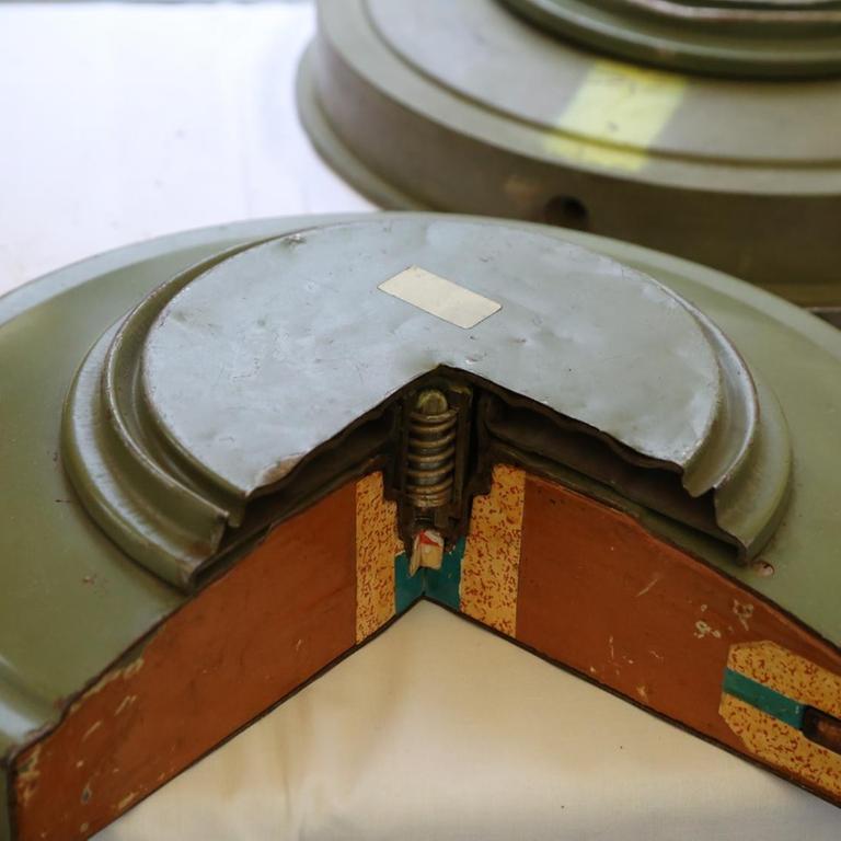 Eine Landmine liegt auf einem Tisch.