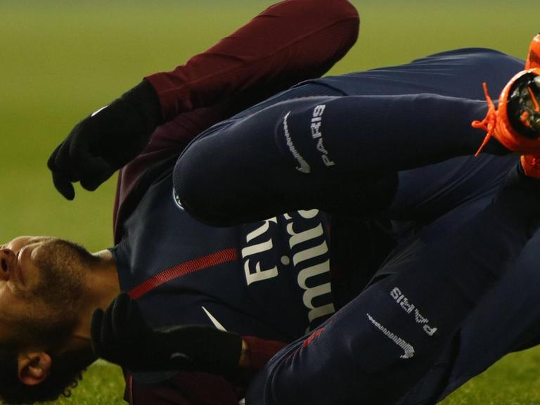 Der Fußballspieler Neymar liegt verletzt am Boden