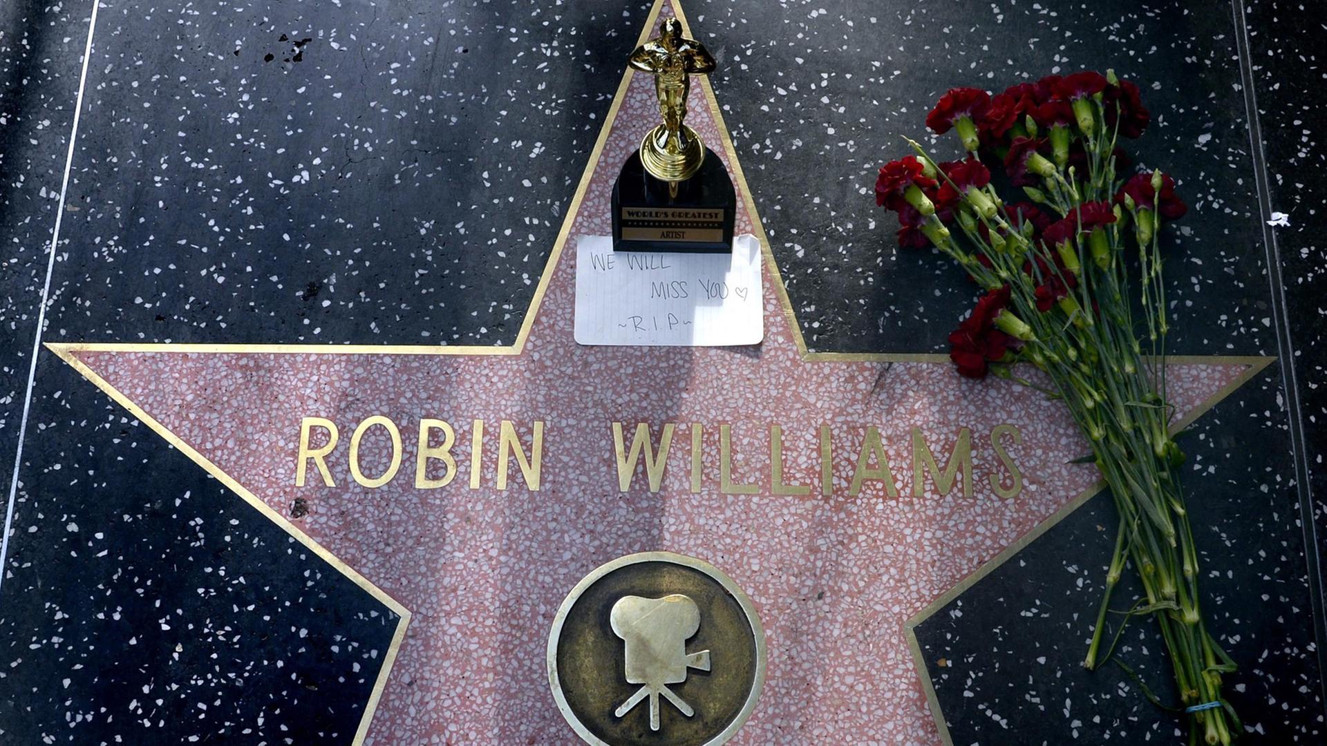 Blumen und ein Oscar-Souvenir am Hollywood Walk of Fame am Stern von US-Schauspieler Robin Williams am 11. August 2014.