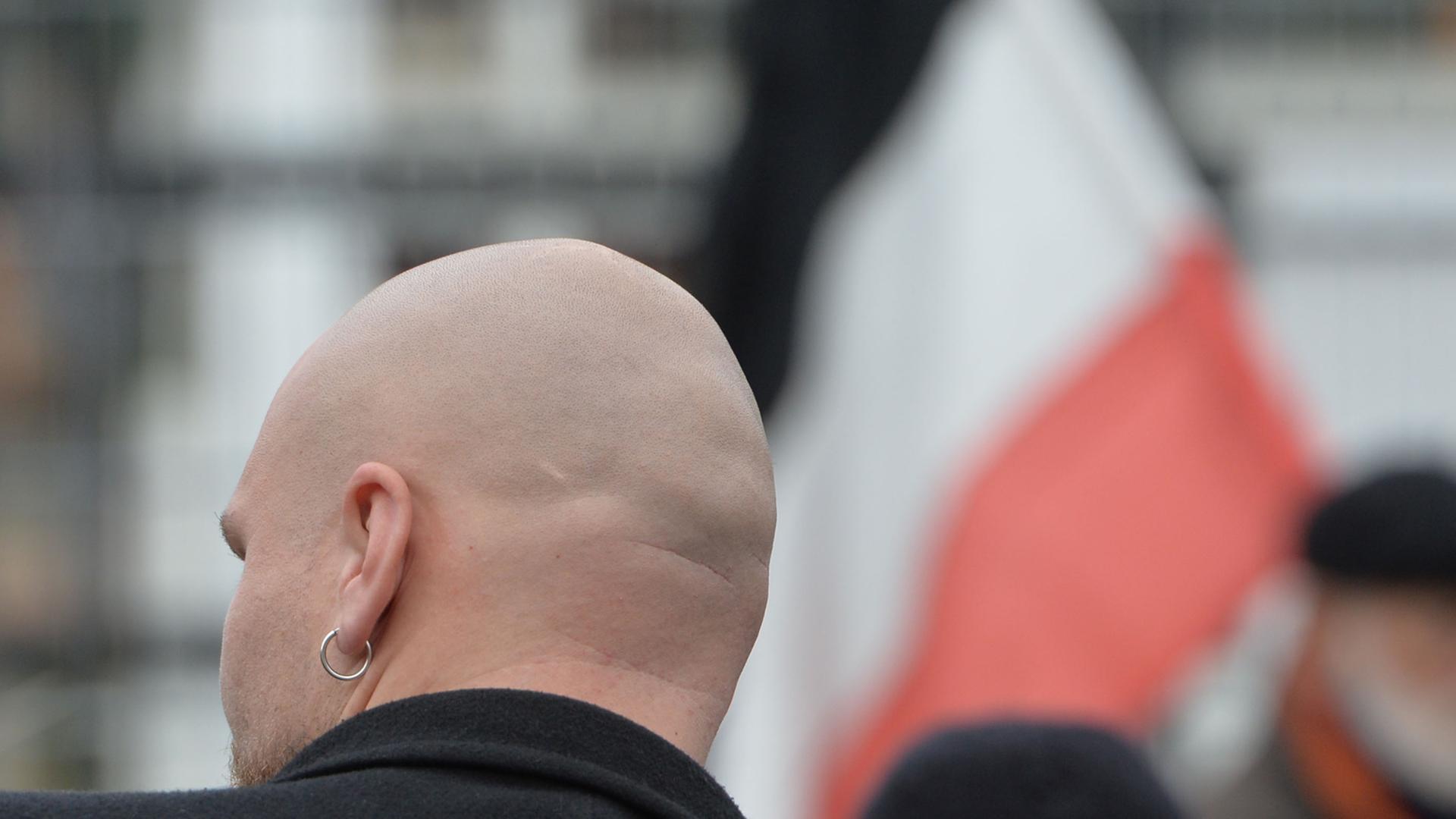 Ein glatzköpfiger Teilnehmer eines Aufmarsches des Neonazi-Netzwerks Freies Netz Süd steht auf einer Straße in Wunsiedel (Bayern)