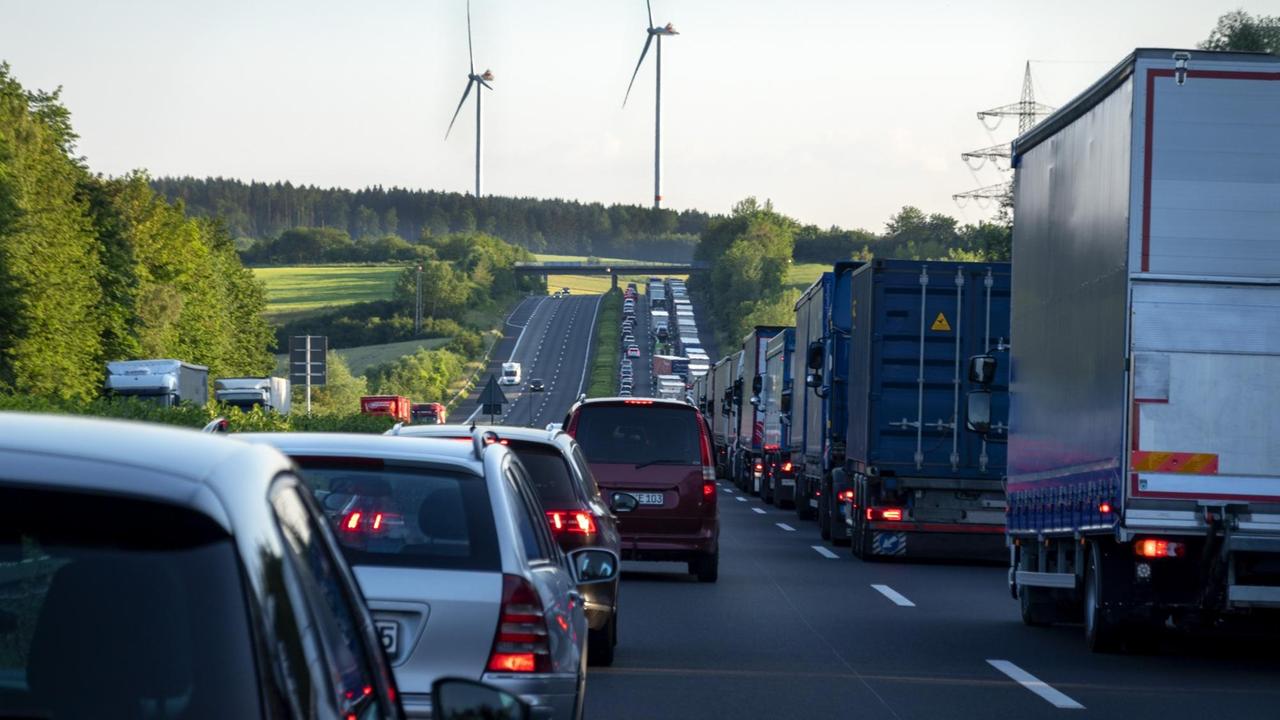 PKW und LKW bilden eine Rettungsgasse auf einer Autobahn 