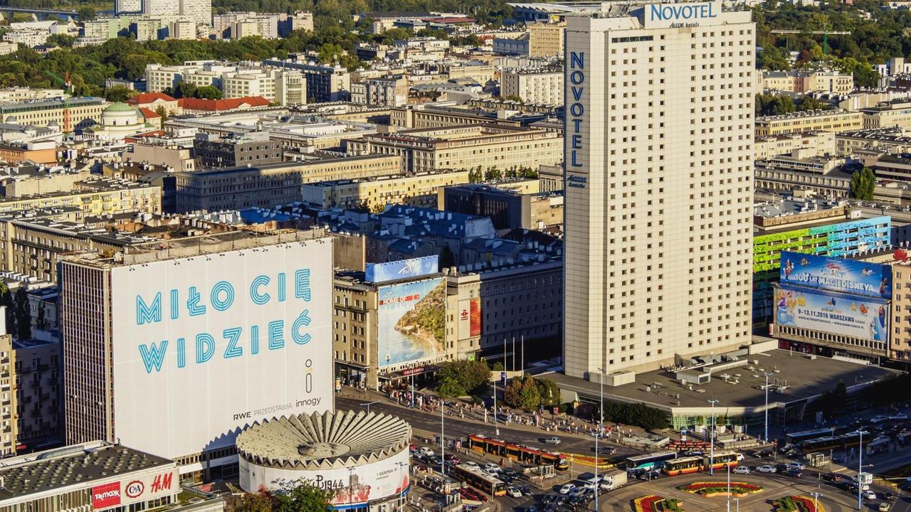 Blick auf die PKO-Rotunde und das Hotel Novotel im Stadtzentrum von Warschau